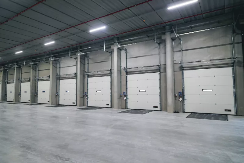 Portes sectionnelles industrielles : des accès sûrs et durables pour vos bâtiments professionnels